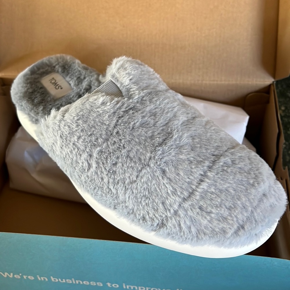 NWT Toms slippers